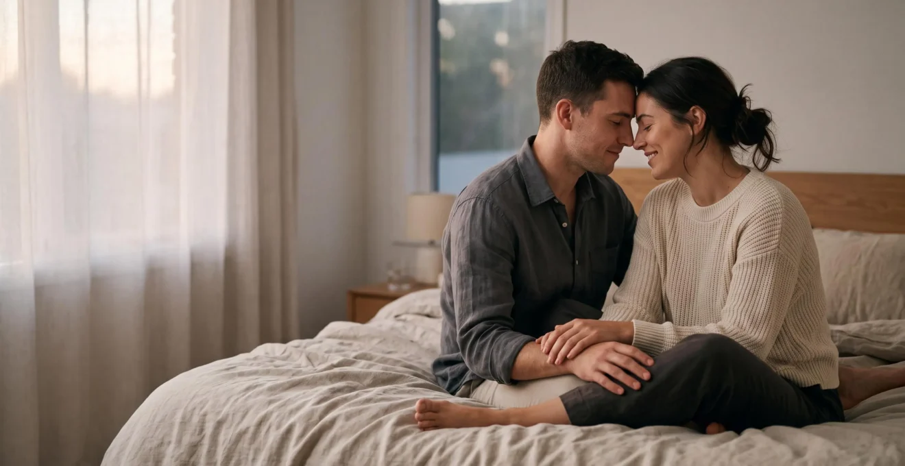 Couple enlacé dans une lumière douce, incarnant une intimité apaisée et confortable plutôt qu'une épreuve physique