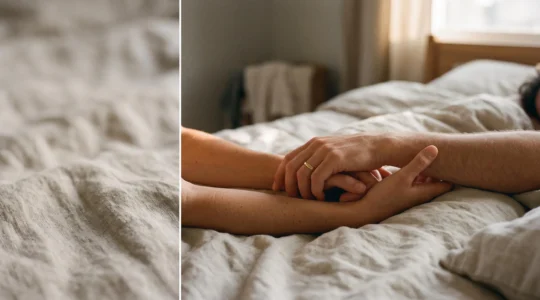Couple enlacé dans une lumière douce et chaleureuse, évoquant la tendresse et le confort intime