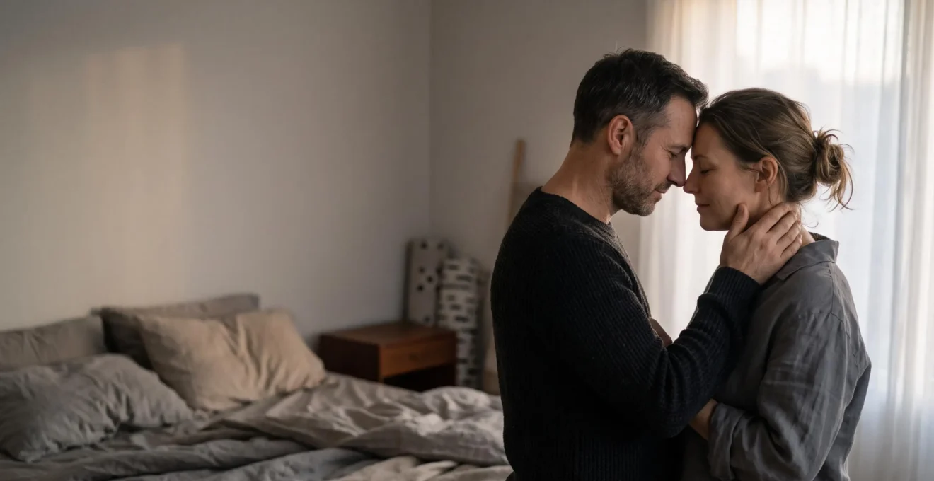 Couple enlacé dans une lumière douce, symbolisant une intimité préservée malgré le rythme du quotidien