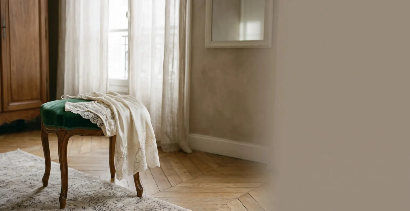 Pièce de lingerie de luxe en dentelle et soie posée avec élégance, symbolisant l'authenticité face à l'imitation
