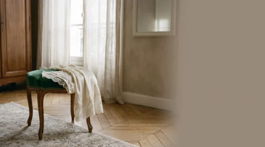 Pièce de lingerie de luxe en dentelle et soie posée avec élégance, symbolisant l'authenticité face à l'imitation