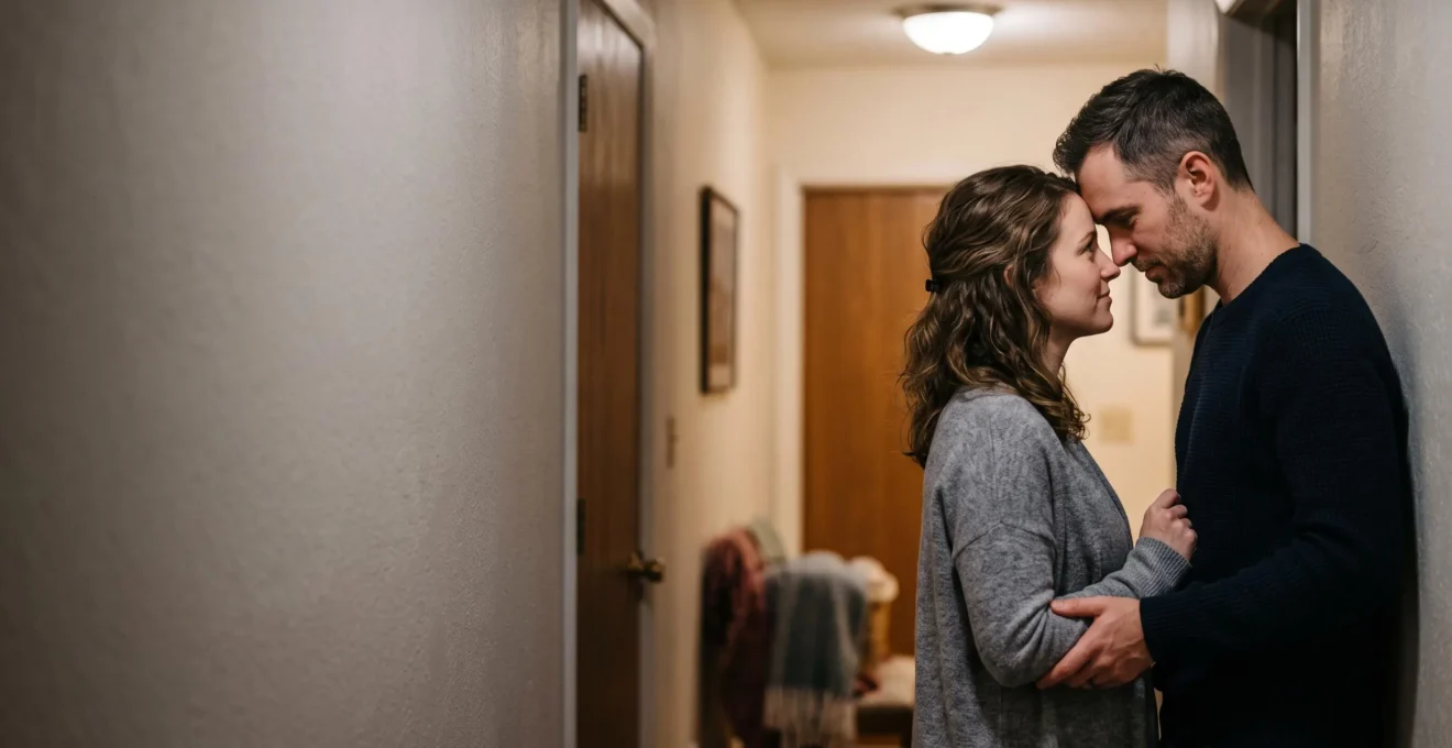 Couple partageant un moment de complicité et de tension romantique renouvelée dans une lumière chaude et intime